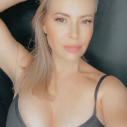 Leaked OnlyFans Nude: Alyssa Milano Exudes Sensuality in 9 Photos