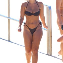 Natasha Oakley Leaked Bikini Photos - OnlyFans Sensual Curve Display