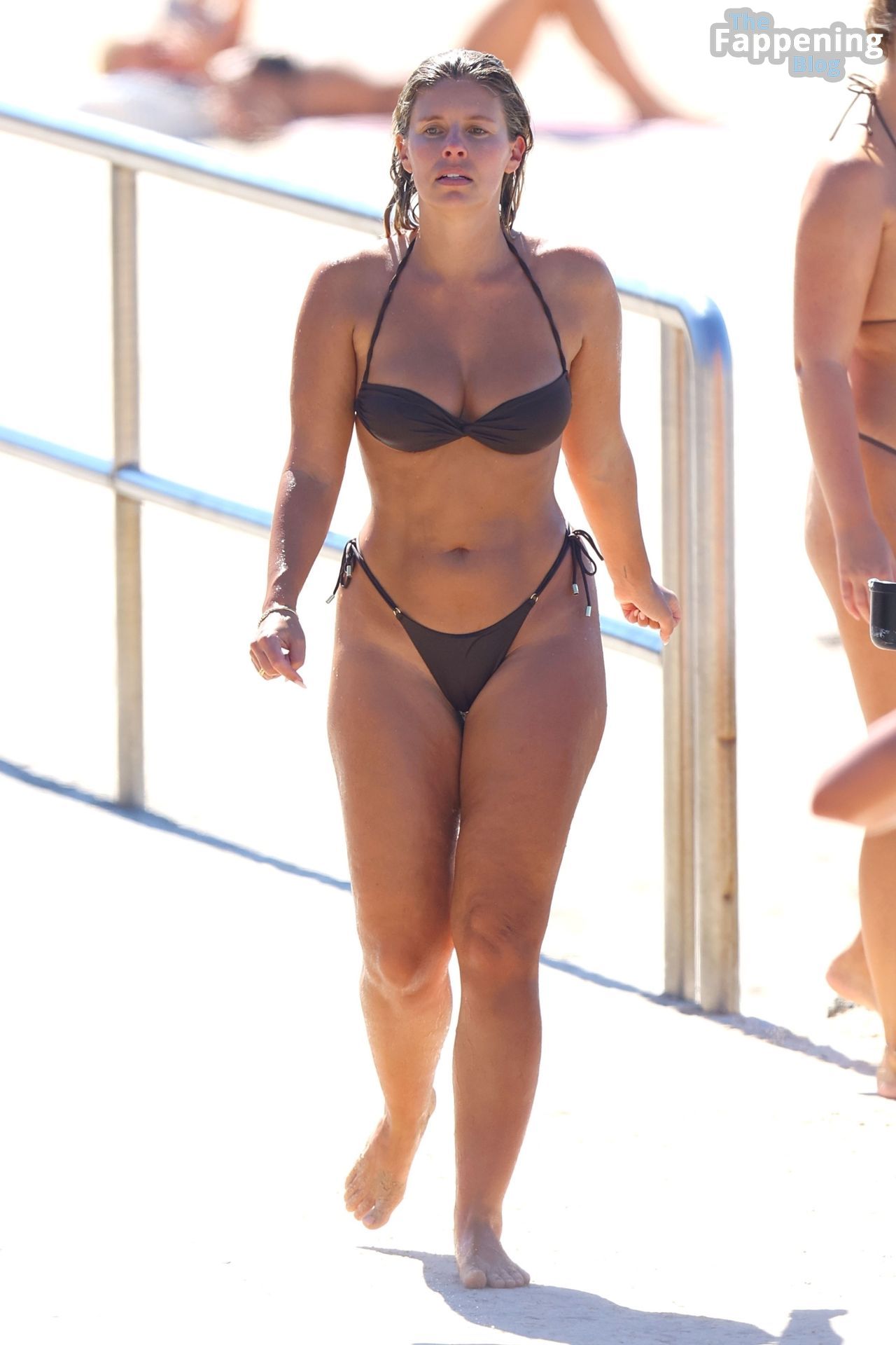 Natasha Oakley Leaked Bikini Photos – OnlyFans Sensual Curve Display